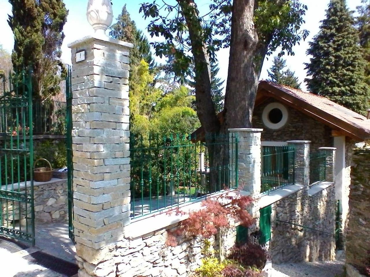 La Camelia D'Oro Apartman Oggebio Kültér fotó